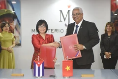 Deputy Minister of Justice Dang Hoang Oanh (L) and Cuban Minister of Justice Oscar Manuel Silvera Martínez (Photo: VNA)