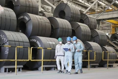 Checking the quality of exported steel at a factory of Hoa Phat Group (Photo: hanoimoi.vn)