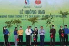 Prime Minister Nguyen Xuan Phuc chairs a ceremony to launch the Government’s programme of planting one billion trees in the central province of Nghe An. (Photo: VNA).