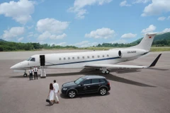 Chauffeur access to aircraft (Photo: VietnamPlus) 