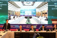 The symposium on “developing smart production in the process of industrialisation and modernisation to 2030 with a vision to 2045” (Photo: VietnamPlus)