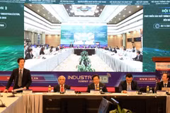 The symposium on “developing smart production in the process of industrialisation and modernisation to 2030 with a vision to 2045” (Photo: VietnamPlus)