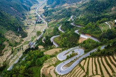 “Happiness Road” in Ha Giang Karst Plateau