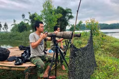 Nguyen Van Long and his partner observe Hoan Kiem turtle’s activities in Dong Mo lake. (Photo courtesy of Nguyen Van Long)