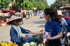 A worker is informed of the social insurance policy. (Photo: VietnamPlus)