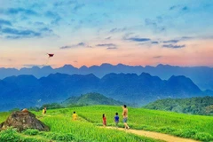 Travellers fly kites in picturesque Pu Luong (Photo: VietnamPlus).