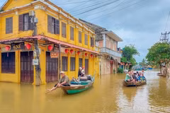 Discovering Hoi An ancient town during flooding