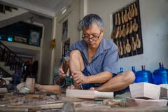 Hanoi artisan spends nearly half a century preserving craft of making moon cake moulds 