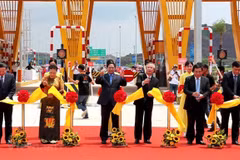 Prime Minister Pham Minh Chinh and other officials and former officials cut the ribbon to open Van Don – Mong Cai Expressway. (Photo: VietnamPlus)