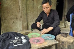 Exploring traditional Mong craft of silver carving