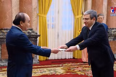 President meets new ambassadors from Azerbaijan, Brunei