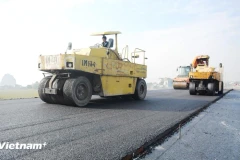 Making an asphalt road section of a project on North-South expressway’s eastern wing (Photo: VietnamPlus)