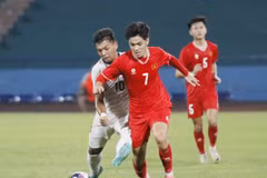Vietnamese football players try to put pressure on their opponents but spurned chances to break the duck. (Photo: VNA)