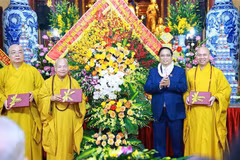 Prime Minister Pham Minh Chinh at Quan Su Pagoda on May 22 (Photo: VNA)