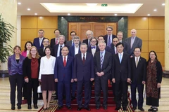 Party General Secretary To Lam (centre, front row) receives international scientists and experts who are in Vietnam to attend the 4th VinFuture Prize awarding ceremony. (Photo: VNA)