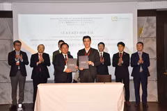 Several cooperation agreements are signed between tourism agencies of both countries in the framework of the promotion event. (Photo: VNA)