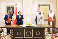 Prime Minister Pham Minh Chinh (second from left) and UAE Vice President and Prime Minister Sheikh Mohammed bin Rashid Al Maktoum (second from right) witness the signing of Comprehensive Economic Partnership Agreement between Vietnam and the United Arab Emirates. (Photo: VNA)