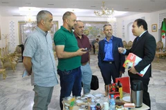 Vietnamese trade counsellor Hoang Duc Nhuan (R) at the workshop (Photo: VNA)