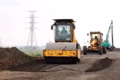 Work on the North-South expressway project is being accelerated. Together with the expressway, the high-speed railway is expected to meet transport demand and contribute to sustainably restructuring the transport market share along the North-South corridor. (Photo: VNA)