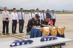 At the 165th handover of the US servicemen’s remains at the Da Nang International Airport in central Da Nang city on June 26. (Photo: VNA)