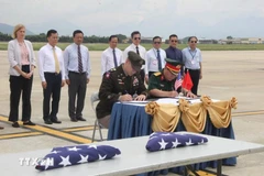 At the 165th handover of the US servicemen’s remains at the Da Nang International Airport in central Da Nang city on June 26. (Photo: VNA)