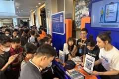 Consumers prefer shopping online to brick-and-mortar stores. (Photo: VNA)