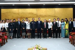 Chairman of the Da Nang People's Committee Le Trung Chinh receives a delegation from the People's Court of central Laos. (Photo: VNA)