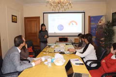 Nguyen Bich Diep (standing), a BVA representative, shares her experience in doing business and living in Vietnam. (Photo: VNA)