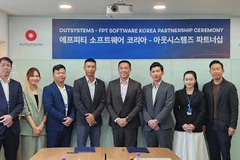 Leaders of Vietnamese IT firm FPT and OutSystems pose for a photo at the signing ceremony in Seoul. (Photo: FPT)