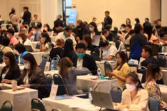 People seek consultations about how to settle their debts at an event jointly organised by the Justice Ministry and 23 financial institutes at Suan Dusit University (Photo: Bangkok Post) . All rights reserved.