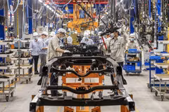 The MoF proposes that the registration fees for domestically produced and assembled cars from August 1 this year to January 31 next year are equal to 50% of the rate prescribed in Decree No 10, 2022 of the Government. (Photo: taichinhdoanhnghiep.net.vn)