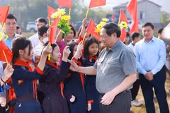 Prime Minister Pham Minh Chinh and locals in residential area No. 8 of Na Sam town in Lang Son's Van Lang district at the festival. (Photo: VNA)