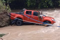 The pickup truck drove through the flooded road, and swept into a swollen roadside creek. (Photo: Cebudailynews)
