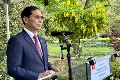 Foreign Minister Bui Thanh Son speaks as he pays tribute to President Ho Chi Minh at his statue in Montreuil city. (Photo: VNA)
