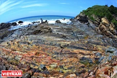 Magnificient Mong Rong rocky shore 
