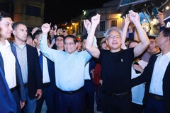 Prime Minister and President of NVIDIA visit Hanoi's Old Quarter at night