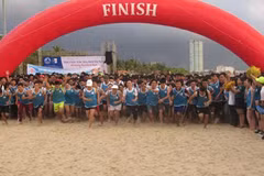 Da Nang: Barefoot runners enjoy day out