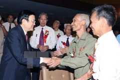 President Truong Tan Sang meets with former youth volunteers.
