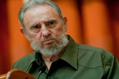 Vietnamese artist presents Cuban embassy with portrait of Fidel Castro
