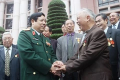 Defence Minister receives Chinese veterans 