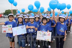 Safe helmets given to pupils in Hai Duong
