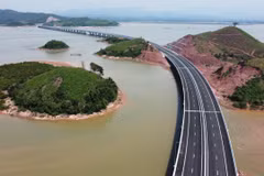 Expressway opens up new development space for Red River Delta