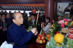 PM offers incense in memory of President Ho Chi Minh