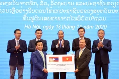 Vietnam presents rice to support Lao flood-hit people