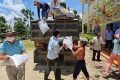 Can Tho sends gifts to Vietnamese-origin people in Cambodia 