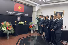 Vietnamese embassies in Brunei, Bangladesh hold services for former Party leader 