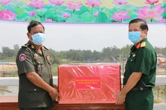  Dong Thap supports Cambodian province with medical equipment against COVID-19