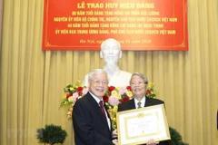 Former, incumbent leaders receive Party membership badges 