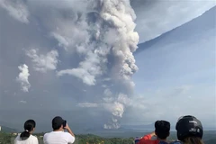 Philippines suspends Manila airport flights over fear of volcanic eruption