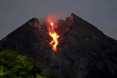 Indonesia: Mount Merapi spews into life